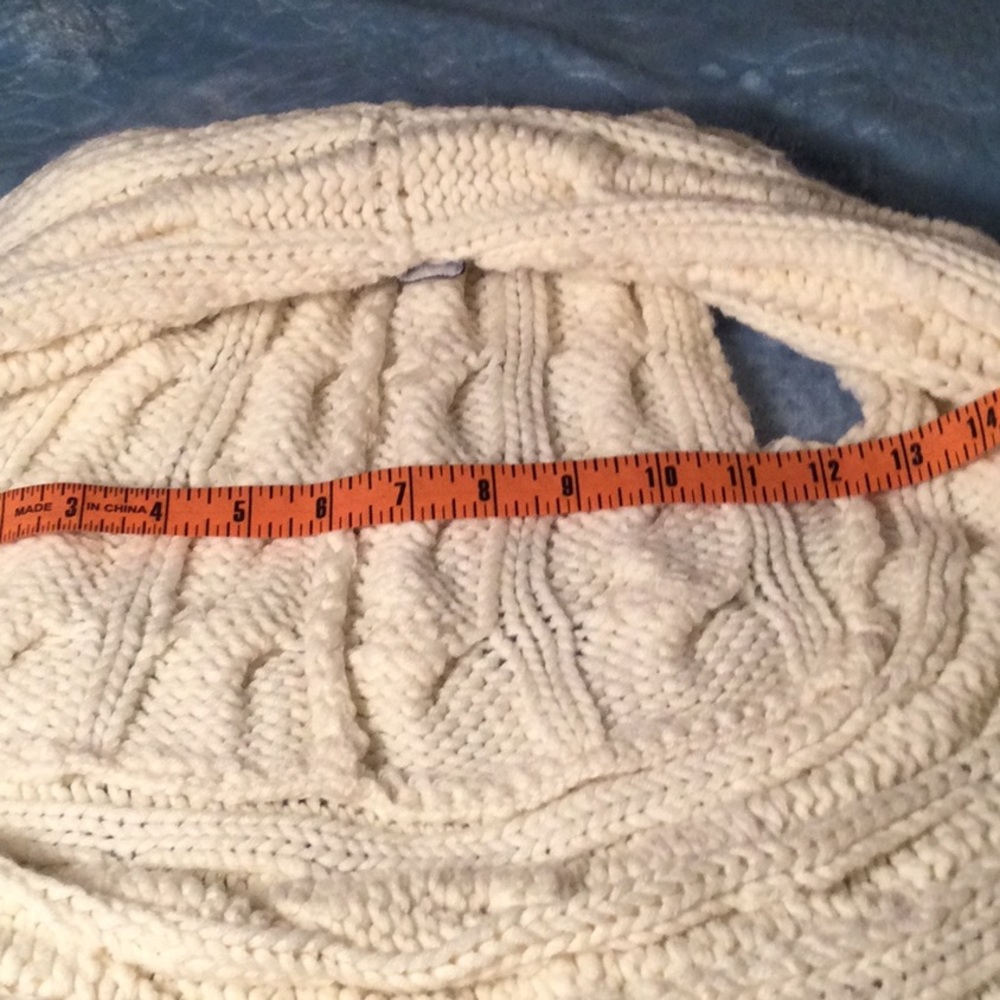 ⭐️ Knitted Cream Color Shrug by Rave - Picture 6 of 12